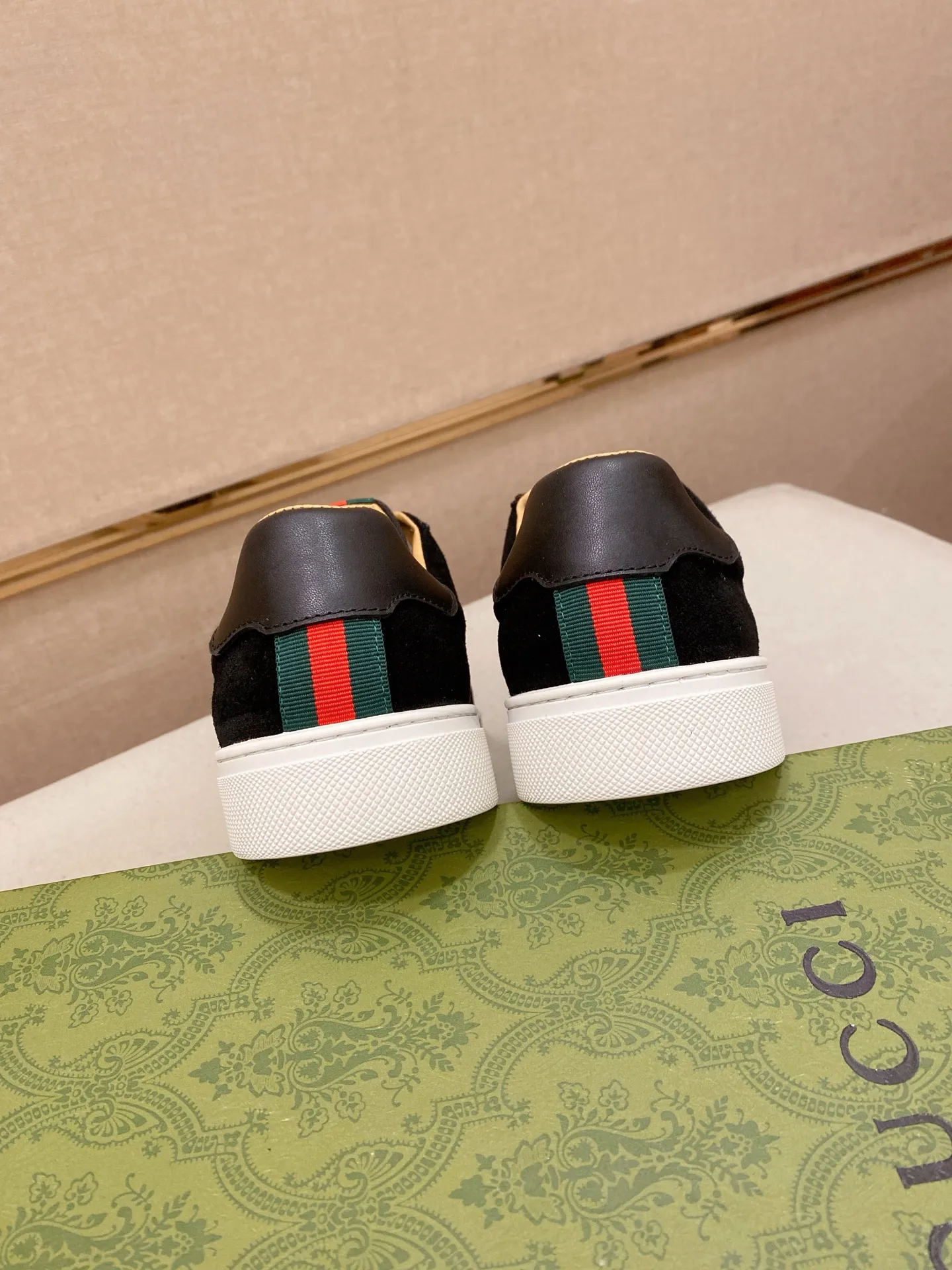 Factory price: 440💰 (GUCCI) The latest model from the official website 🎁🎁Casual and fashionable men's shoes👟, hot style 💥The version is simple and elegant, exclusive for trendy men. Unique official website latest brand elements 👑Gucci original decoration, fashionable and generous, the fabric is original cowhide ✅sheepskin lining, the official website specifies wear-resistant casual outsole, the classic model is taken in kind at the counter🎬38-44 (45 is not returned or exchanged)